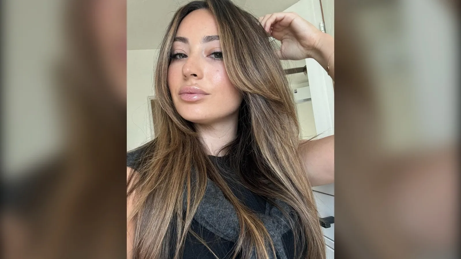Woman with sandy winter blonde hair and face framing highlights, winter hair color for blondes